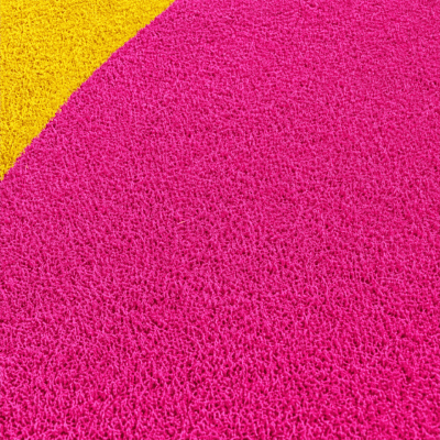 cesped artificial rosa