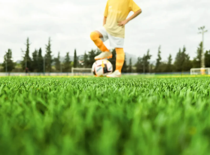 Césped Artificial Para Campos De Fútbol Profesional - Sistema Best 45 I 14,85€ M² - Kora Habitat Césped artificial para campos de fútbol