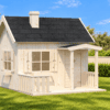 Casita infantil de madera instalada en jardín mediterráneo