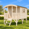 Casita de juegos infantil de madera en un jardín mediterráneo