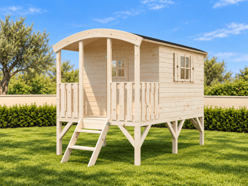 Casita de juegos infantil de madera en un jardín mediterráneo