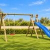Parque infantil de madera en jardín mediterráneo