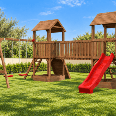 Estructura de juego infantil de madera en jardín mediterráneo