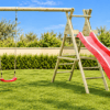 Parque infantil de madera en un jardín mediterráneo