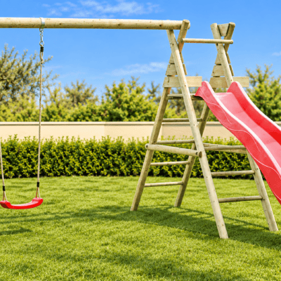 Parque infantil de madera en un jardín mediterráneo